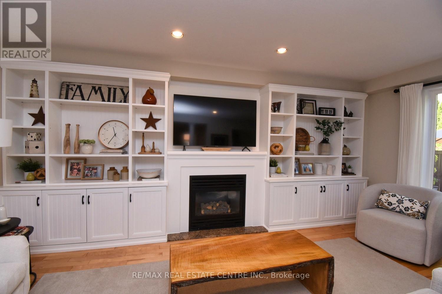 35 Eringate Drive, Hamilton (Stoney Creek Mountain), Ontario  L8J 3Y4 - Photo 7 - X12413339