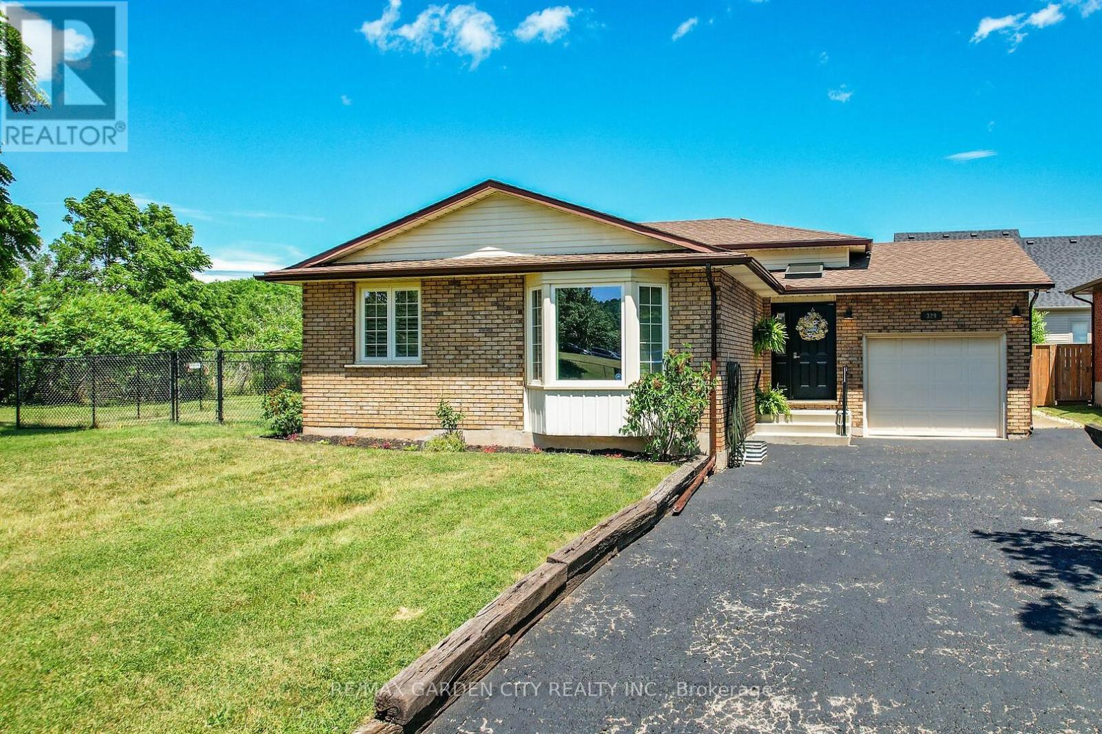 329 Central Avenue, Grimsby, Ontario  L3M 4V9 - Photo 1 - X12413349