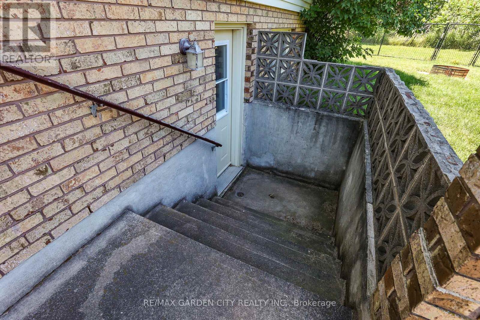 329 Central Avenue, Grimsby, Ontario  L3M 4V9 - Photo 29 - X12413349