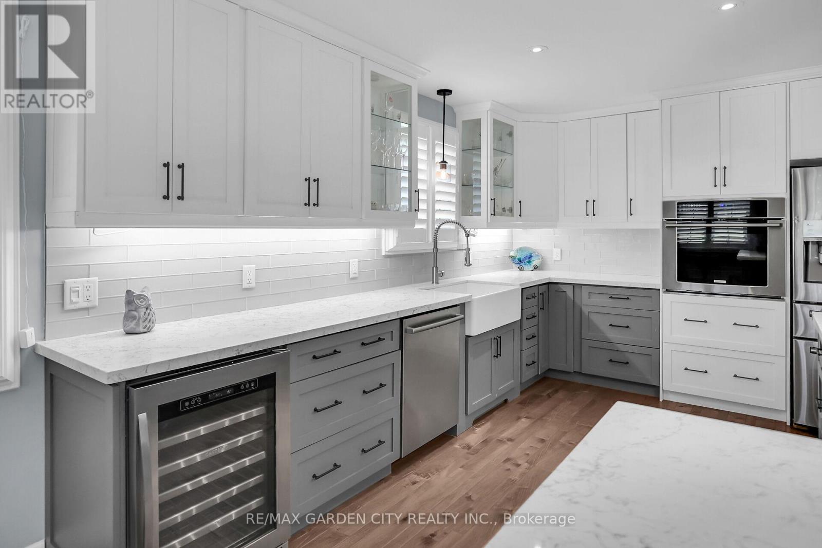 329 Central Avenue, Grimsby, Ontario  L3M 4V9 - Photo 6 - X12413349