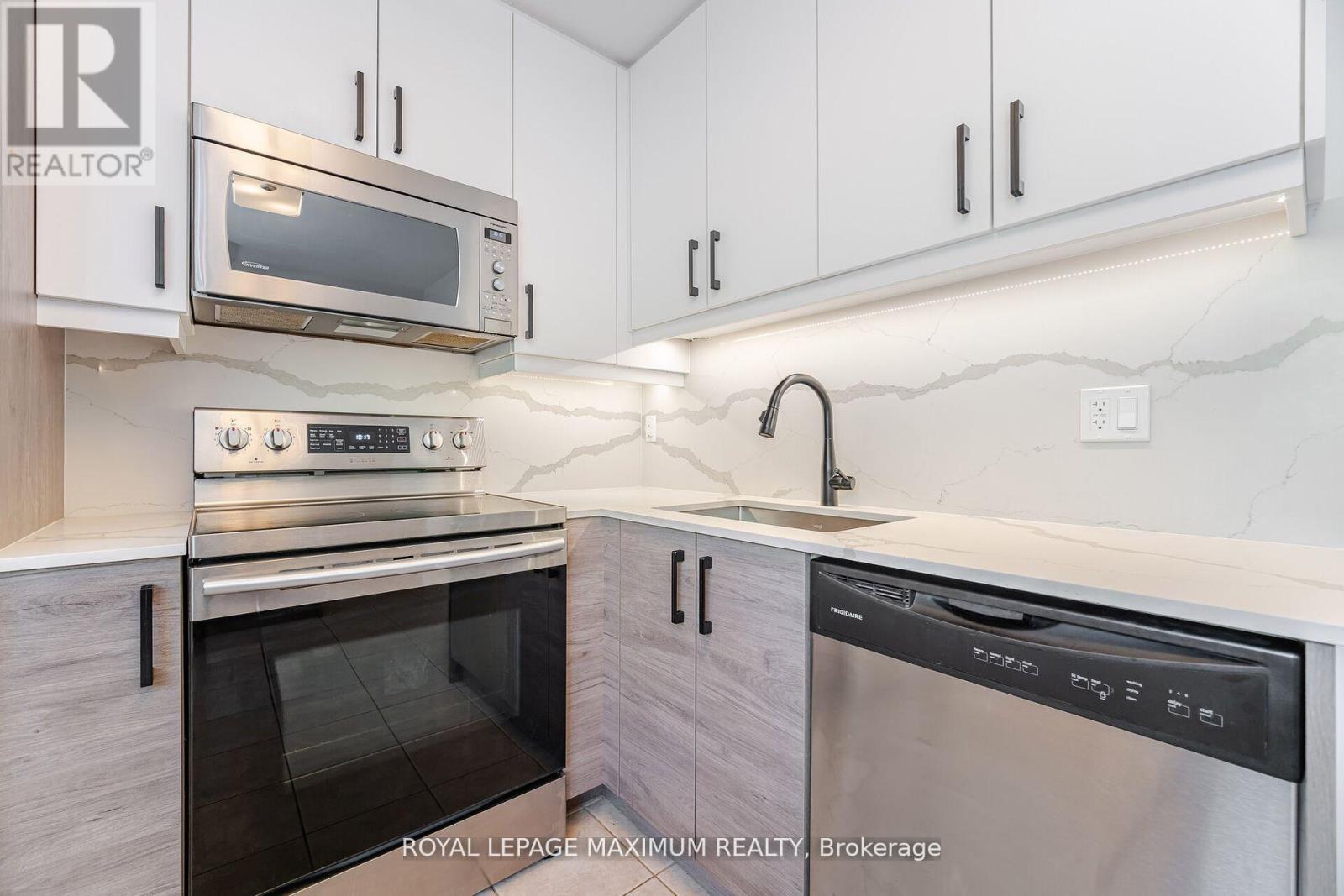 17 - 90 GEORGE HENRY BOULEVARD, Toronto, Ontario