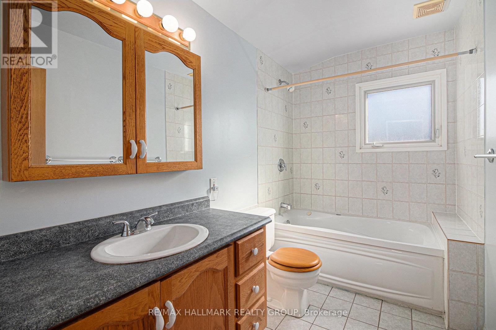 1938 Featherston Drive, Ottawa, Ontario  K1H 6P8 - Photo 10 - X12413512