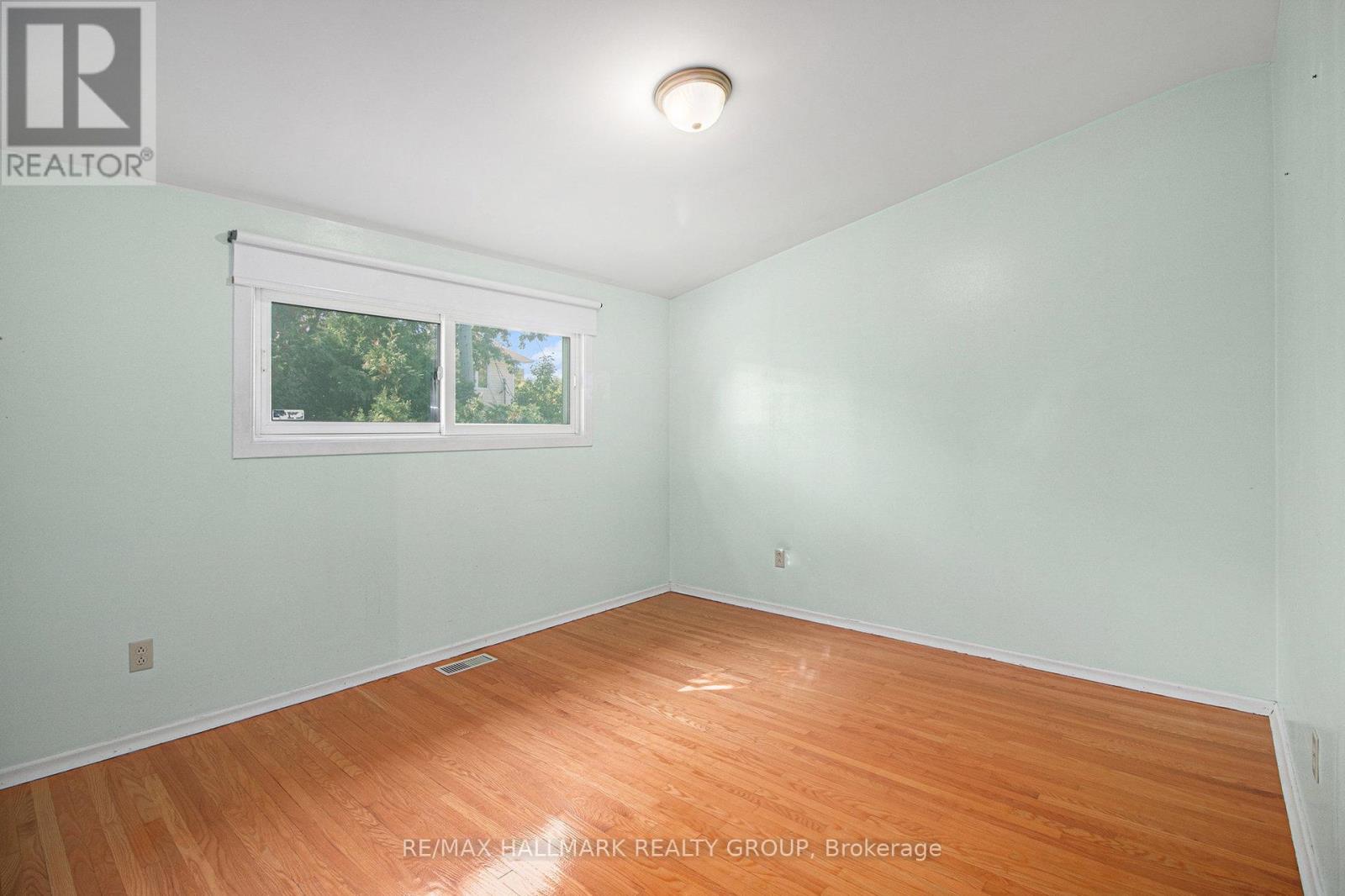 1938 Featherston Drive, Ottawa, Ontario  K1H 6P8 - Photo 13 - X12413512