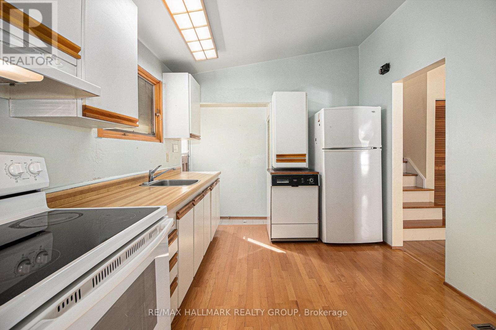 1938 Featherston Drive, Ottawa, Ontario  K1H 6P8 - Photo 3 - X12413512