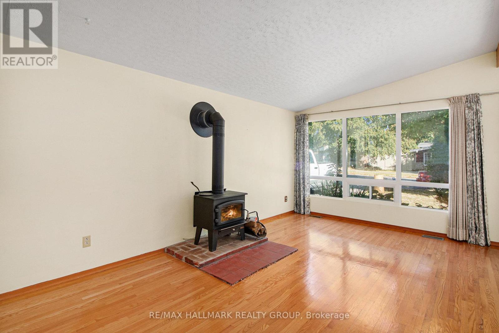 1938 Featherston Drive, Ottawa, Ontario  K1H 6P8 - Photo 4 - X12413512