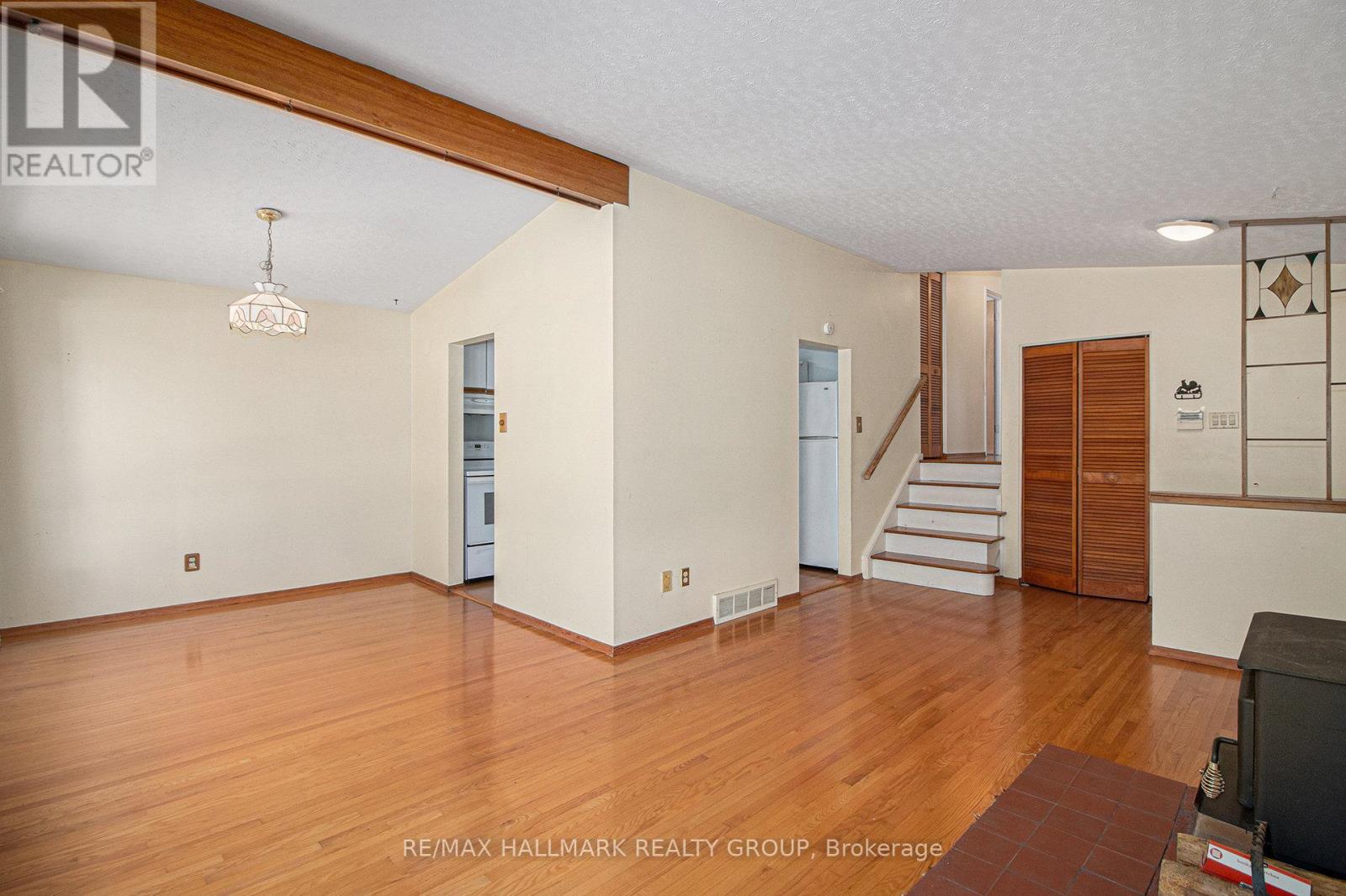 1938 Featherston Drive, Ottawa, Ontario  K1H 6P8 - Photo 6 - X12413512