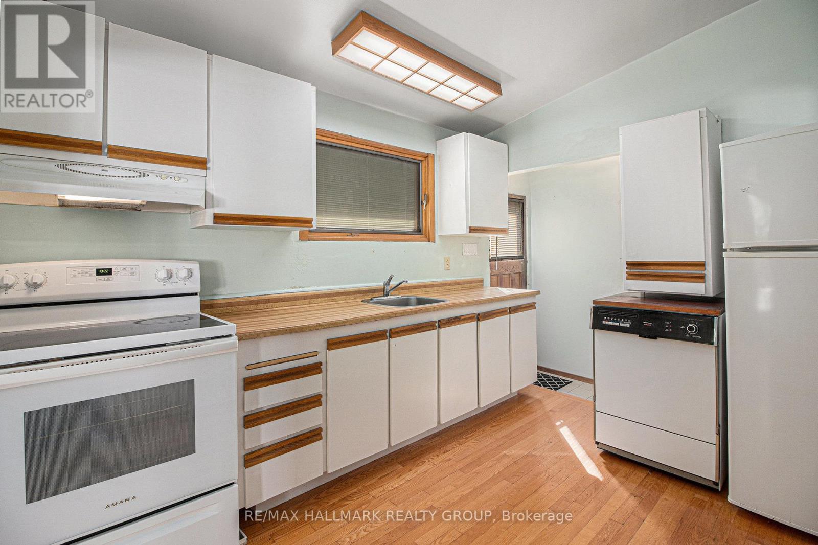 1938 Featherston Drive, Ottawa, Ontario  K1H 6P8 - Photo 7 - X12413512