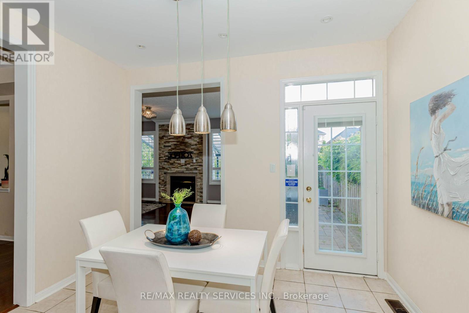 3906 Rosanna Drive, Mississauga, Ontario  L5M 7Y2 - Photo 22 - W12413399