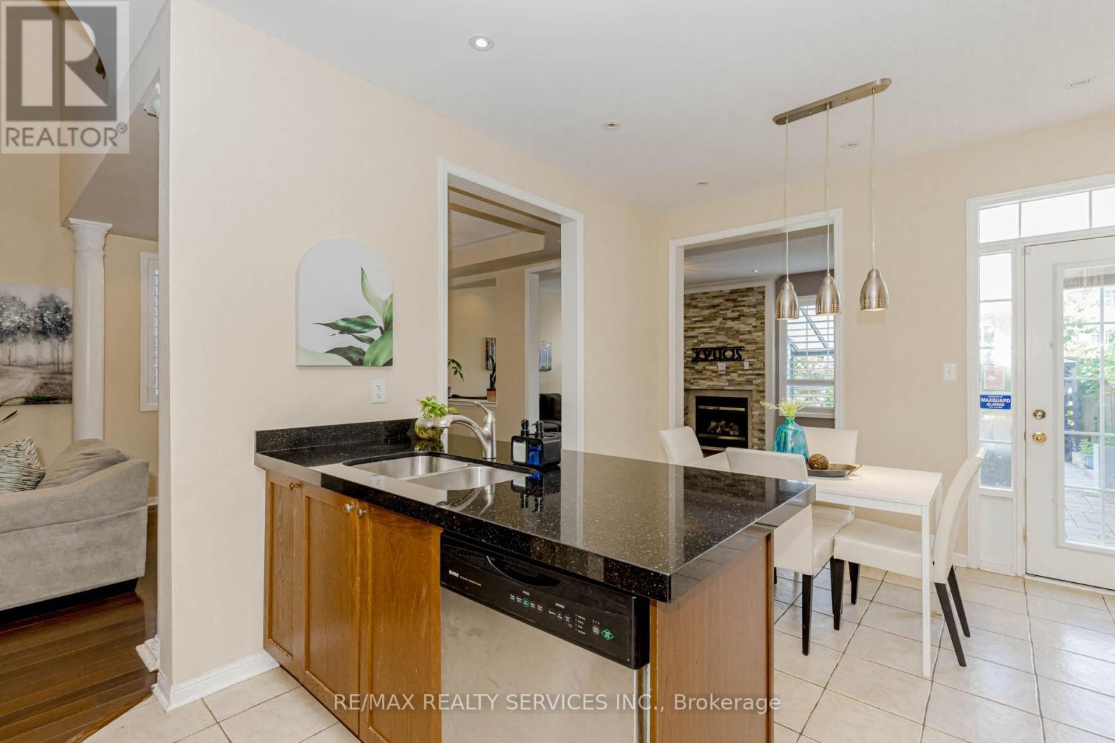 3906 Rosanna Drive, Mississauga, Ontario  L5M 7Y2 - Photo 26 - W12413399