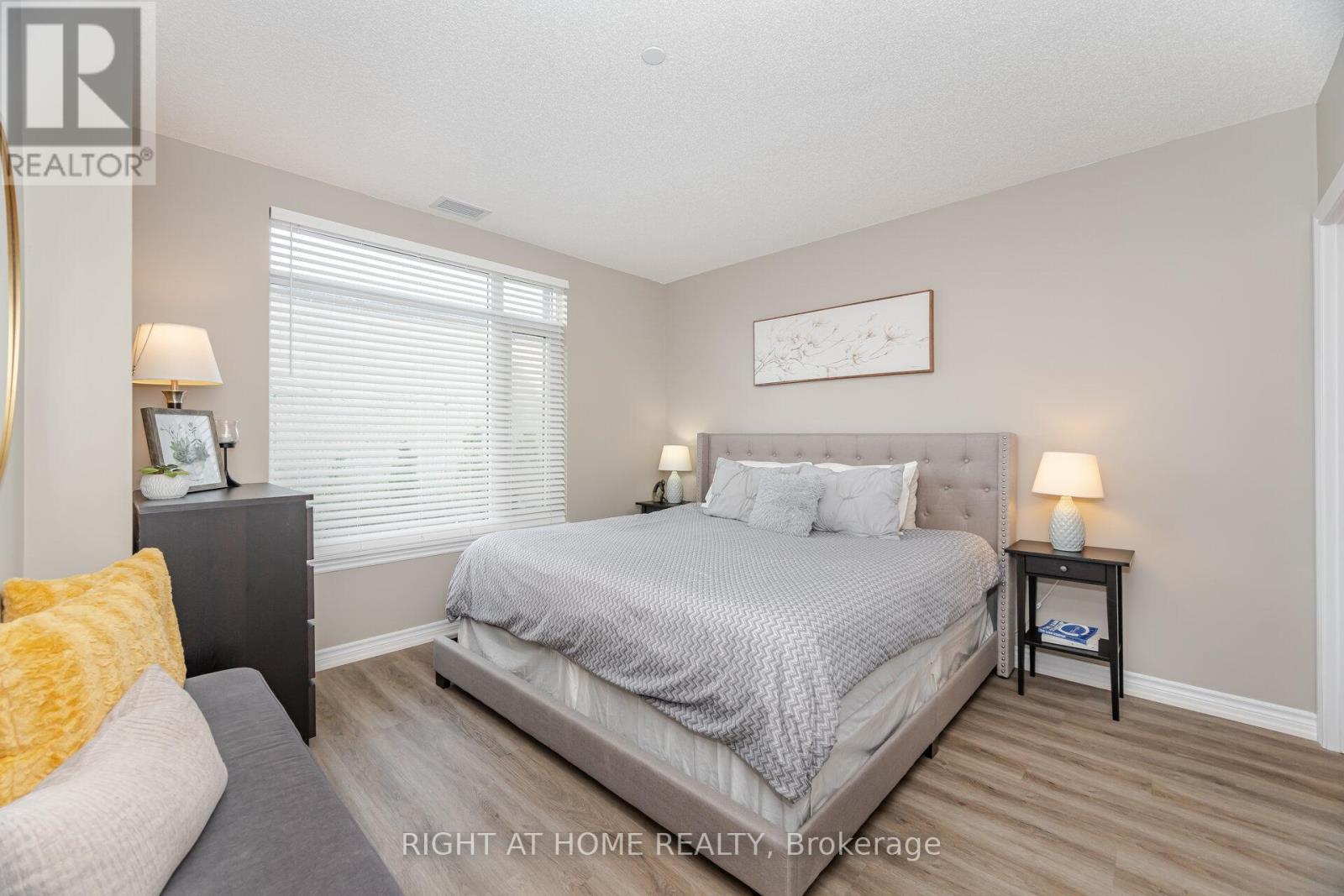 101 - 716 Main Street E, Milton, Ontario  L9T 3P6 - Photo 5 - W12413441