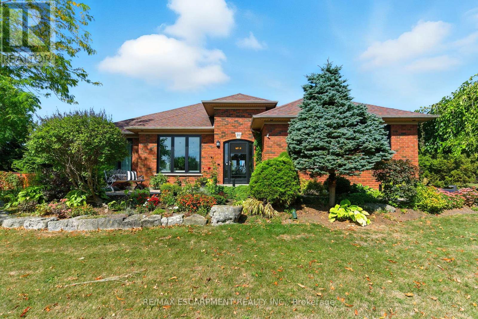 10 Featherstone Avenue, Haldimand, Ontario  N0A 1P0 - Photo 1 - X12413452