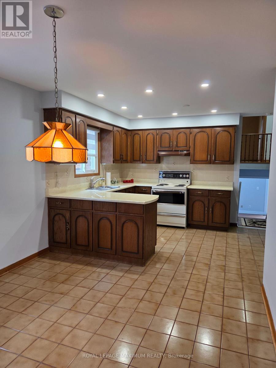 44 Flagstick Court, Toronto, Ontario  M3J 3B8 - Photo 11 - W12413508
