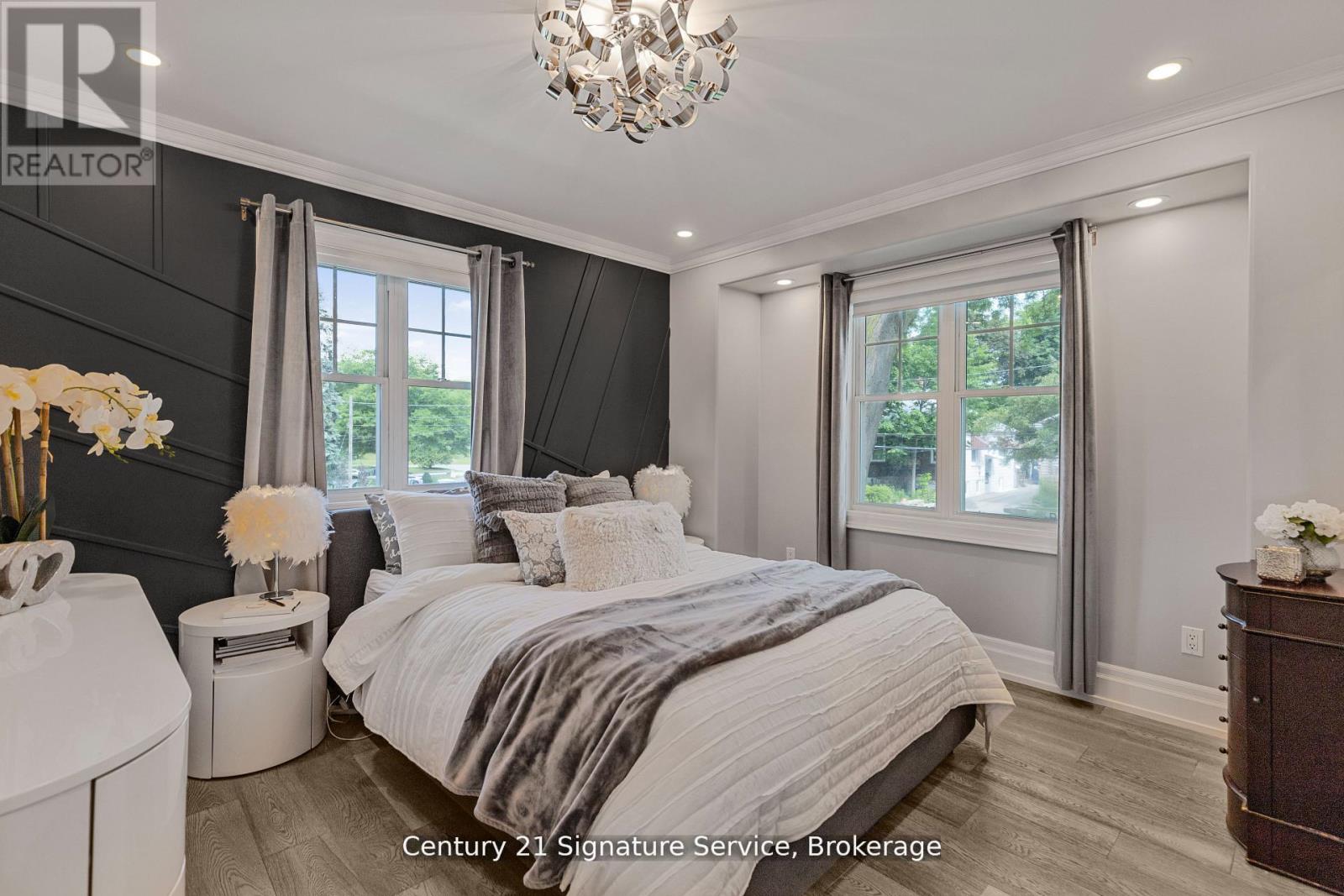 33 Mcintosh Avenue, Toronto, Ontario  M8Y 3E1 - Photo 11 - W12413542