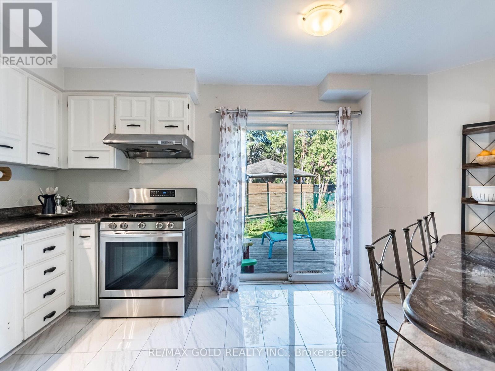 30 Longbourne Crescent, Brampton, Ontario  L6S 2R9 - Photo 12 - W12413553