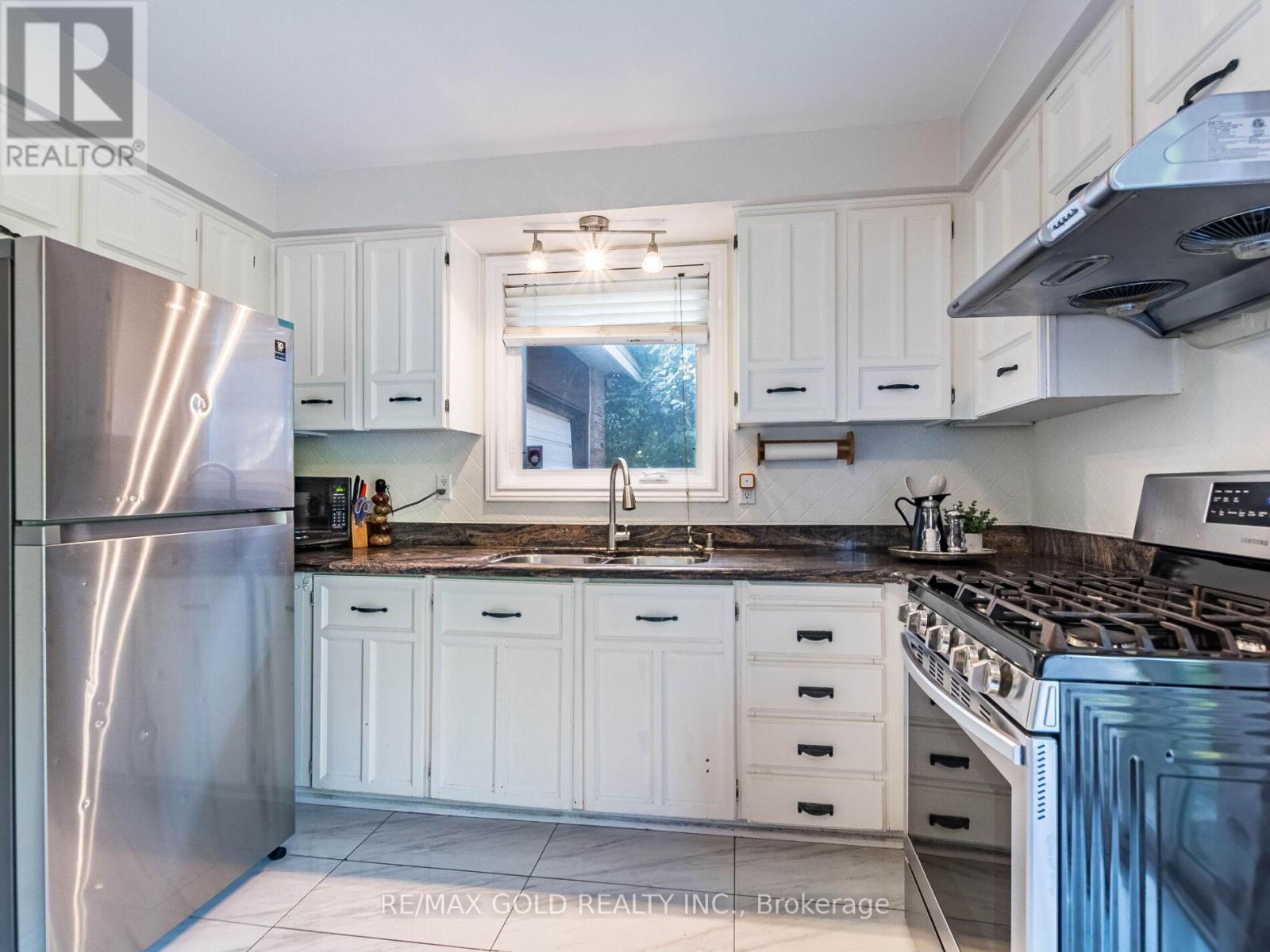 30 Longbourne Crescent, Brampton, Ontario  L6S 2R9 - Photo 13 - W12413553