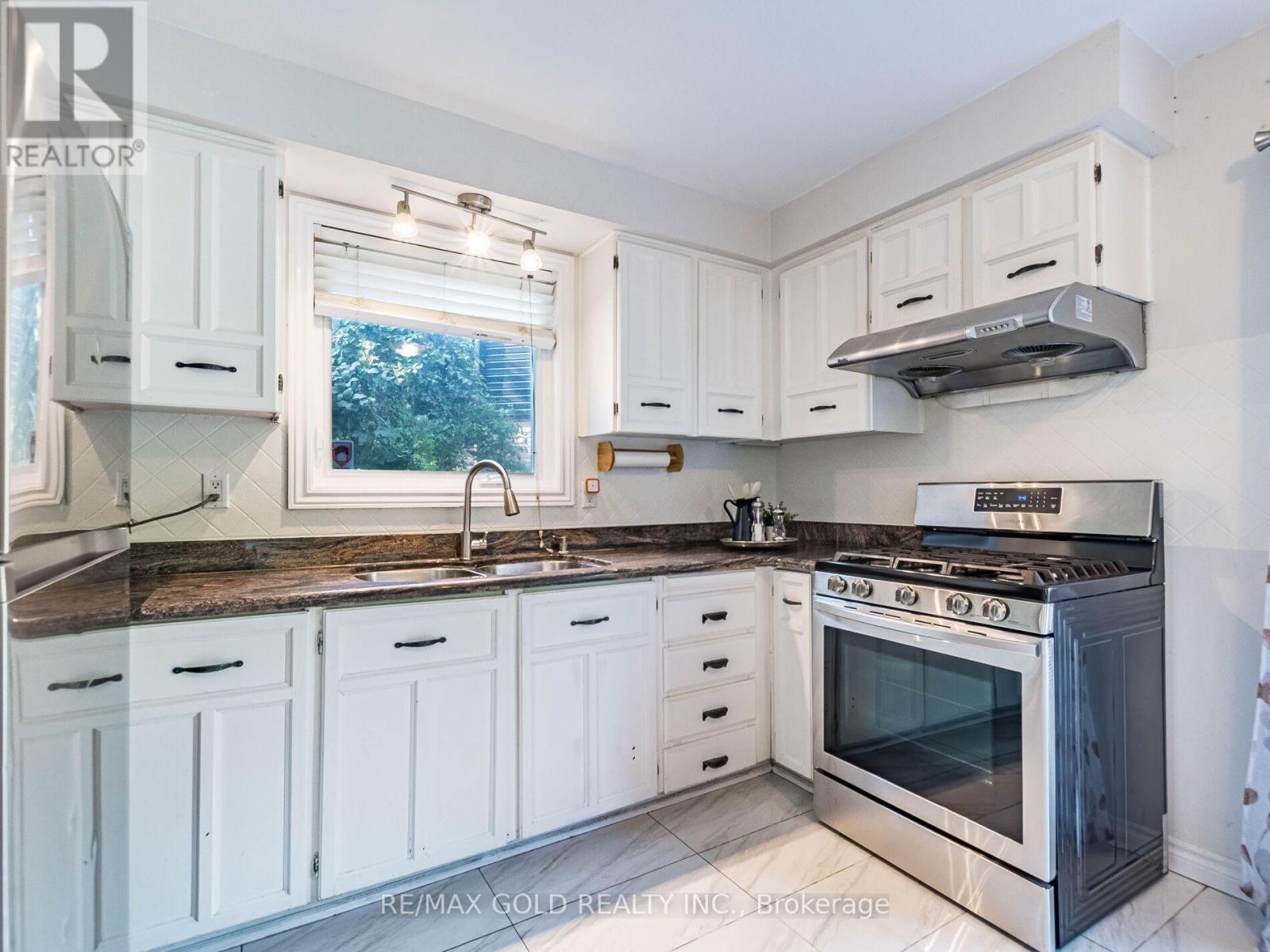 30 Longbourne Crescent, Brampton, Ontario  L6S 2R9 - Photo 14 - W12413553