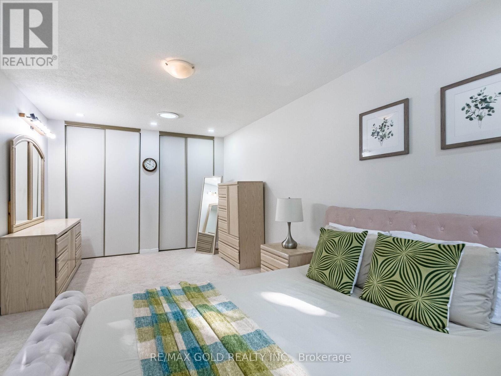 30 Longbourne Crescent, Brampton, Ontario  L6S 2R9 - Photo 17 - W12413553