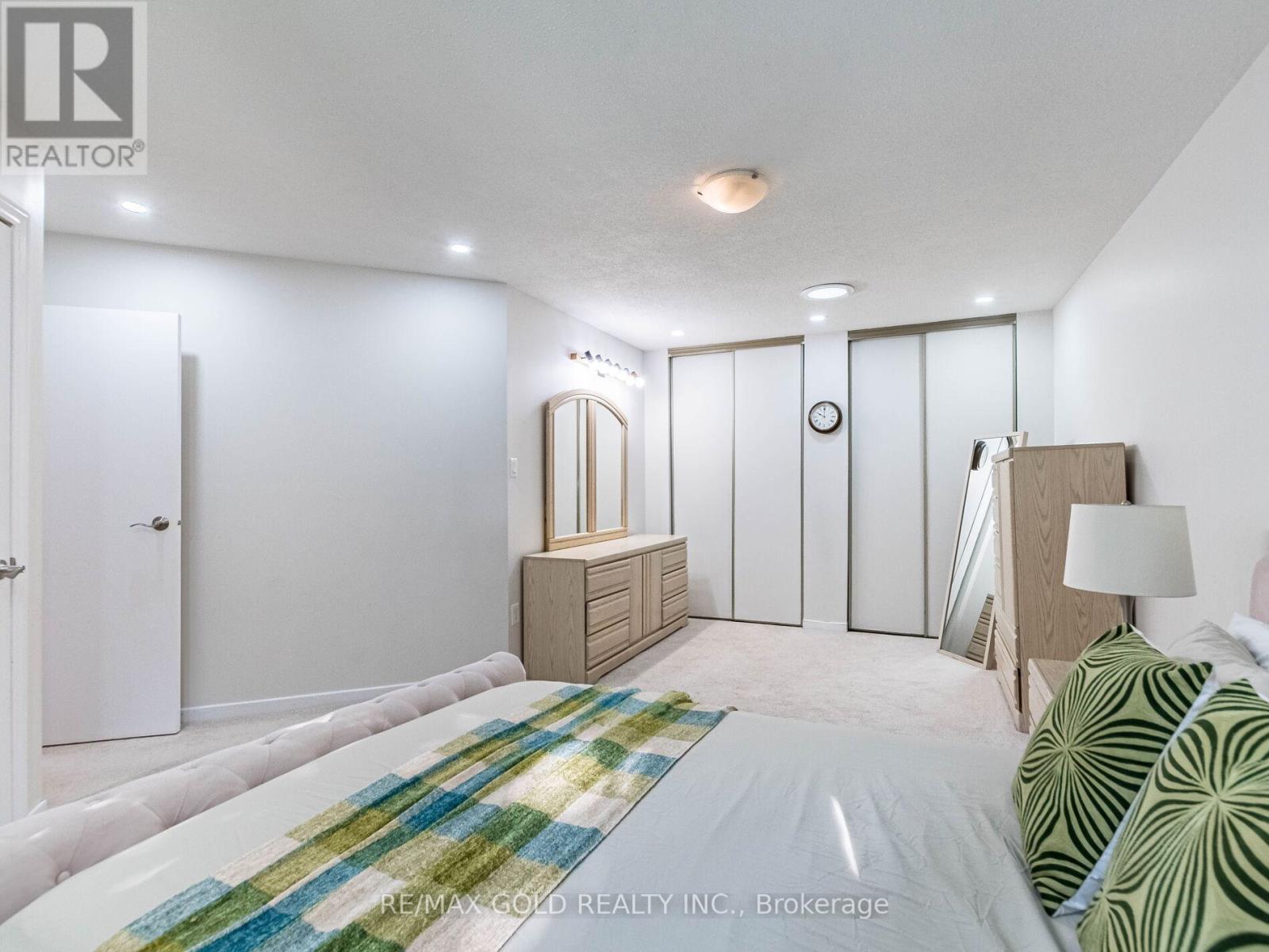 30 Longbourne Crescent, Brampton, Ontario  L6S 2R9 - Photo 18 - W12413553