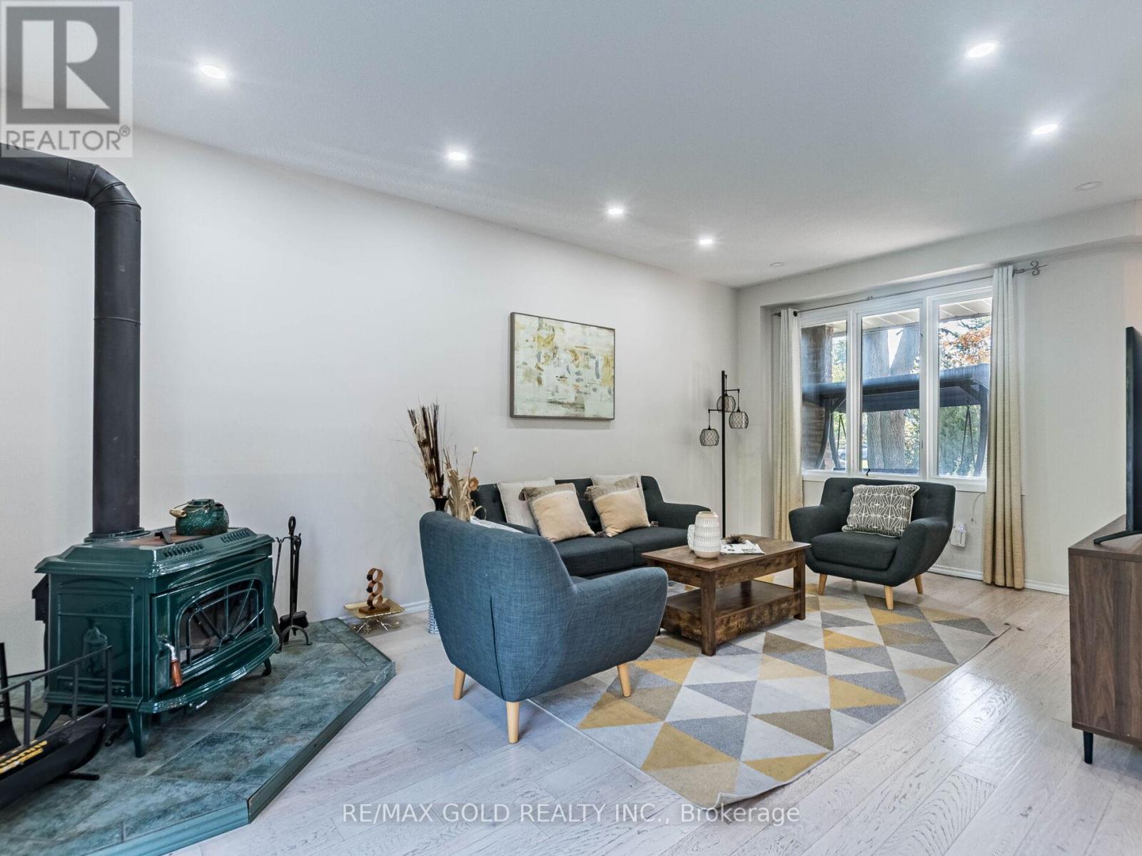 30 Longbourne Crescent, Brampton, Ontario  L6S 2R9 - Photo 6 - W12413553