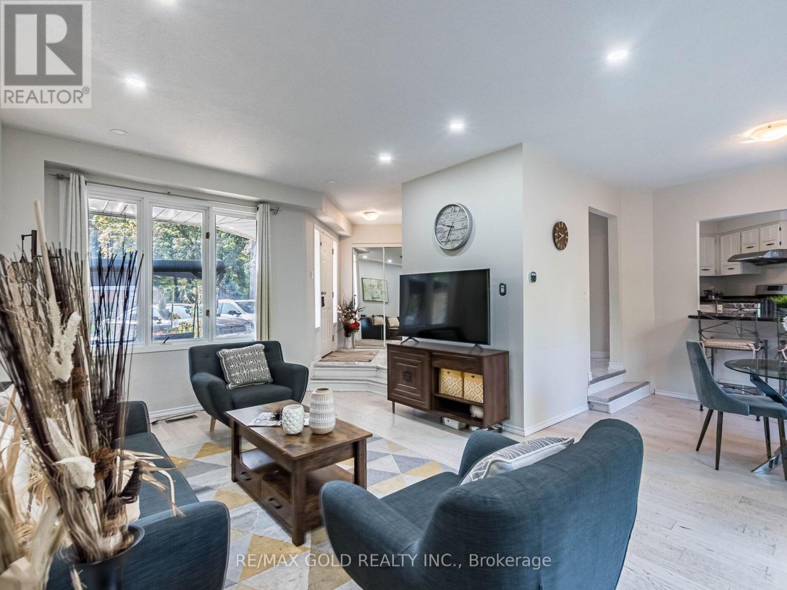 30 Longbourne Crescent, Brampton, Ontario  L6S 2R9 - Photo 7 - W12413553