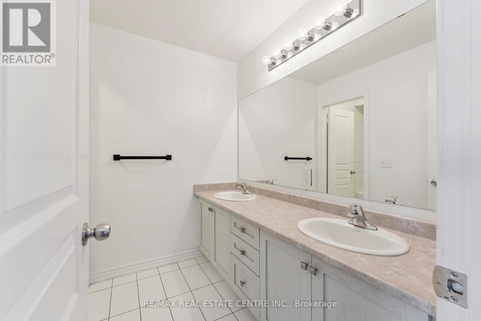 173 Etheridge Avenue, Milton, Ontario  L9E 1J2 - Photo 34 - W12413577