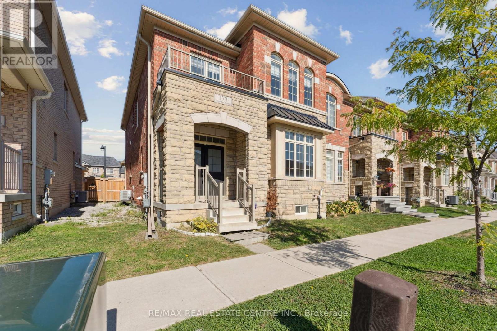 173 Etheridge Avenue, Milton, Ontario  L9E 1J2 - Photo 4 - W12413577