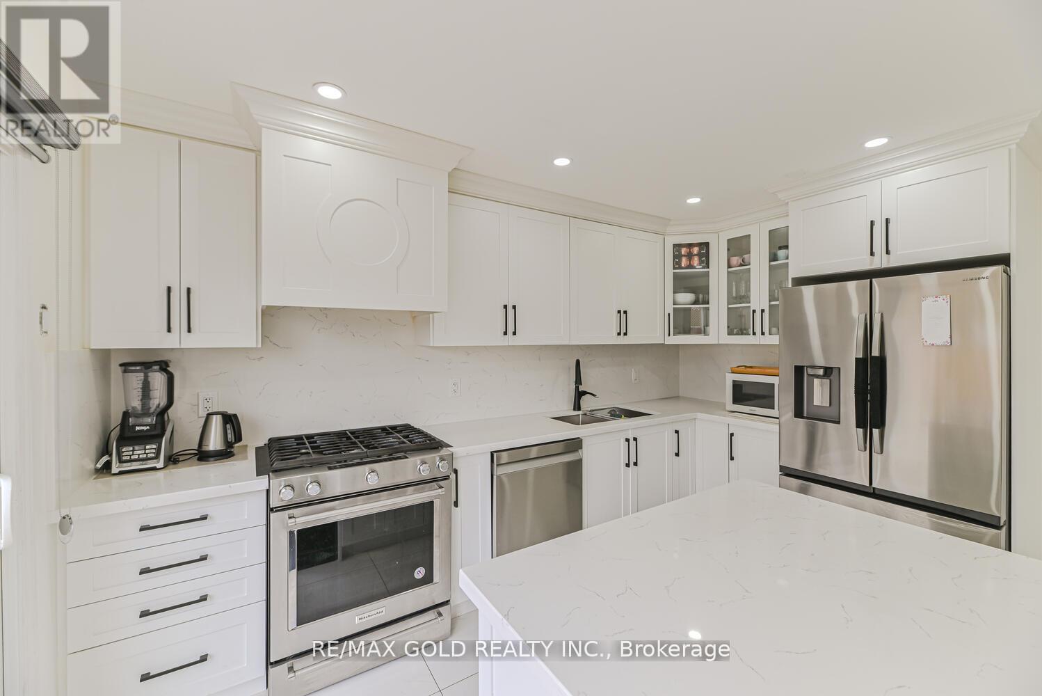81 Drake Boulevard, Brampton, Ontario  L6T 3L2 - Photo 1 - W12413594