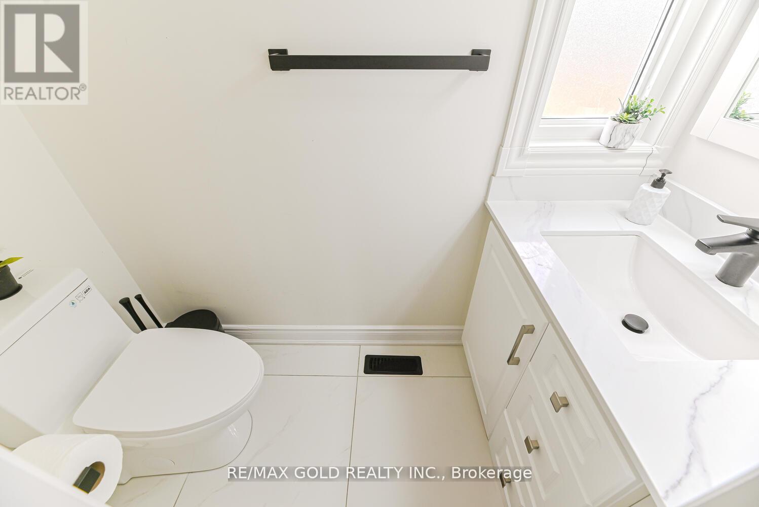 81 Drake Boulevard, Brampton, Ontario  L6T 3L2 - Photo 11 - W12413594