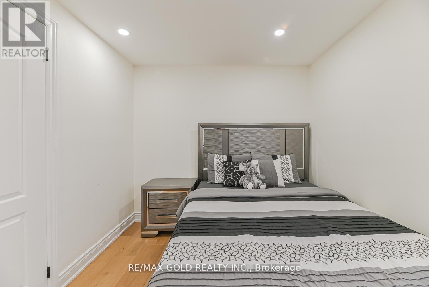 81 Drake Boulevard, Brampton, Ontario  L6T 3L2 - Photo 14 - W12413594