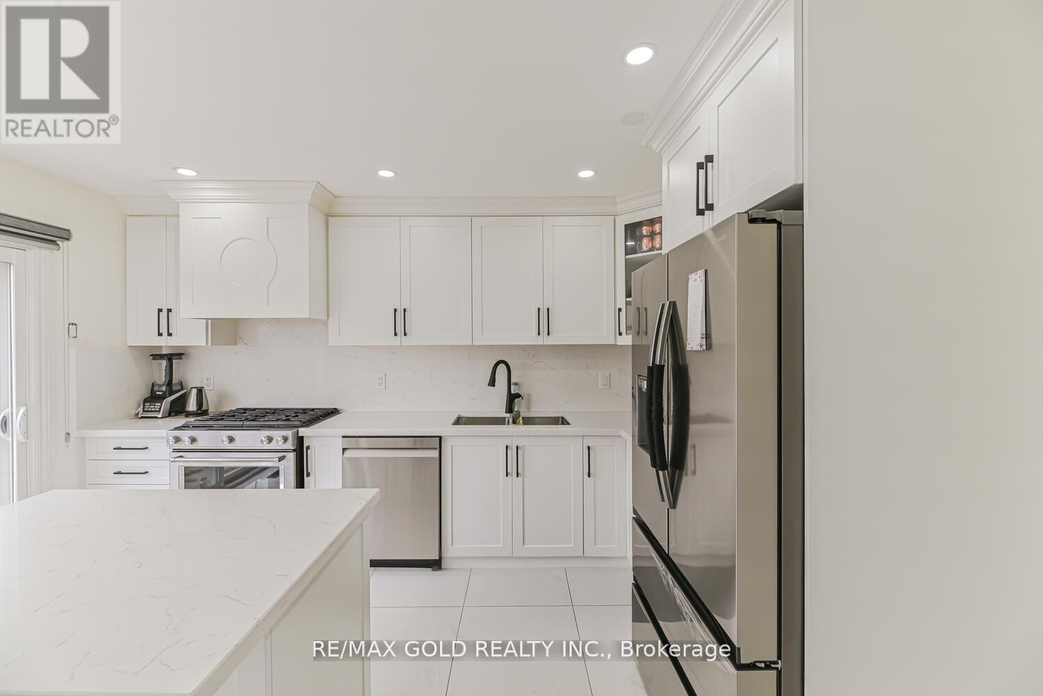 81 Drake Boulevard, Brampton, Ontario  L6T 3L2 - Photo 3 - W12413594