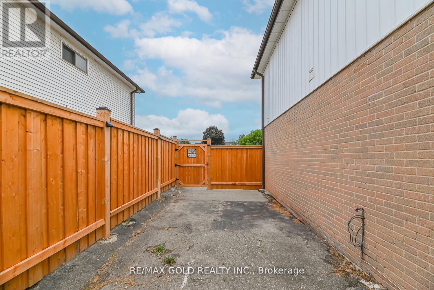 81 Drake Boulevard, Brampton, Ontario  L6T 3L2 - Photo 32 - W12413594