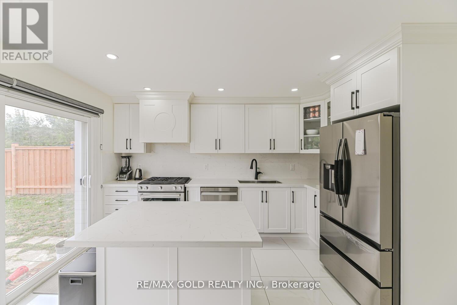 81 Drake Boulevard, Brampton, Ontario  L6T 3L2 - Photo 4 - W12413594