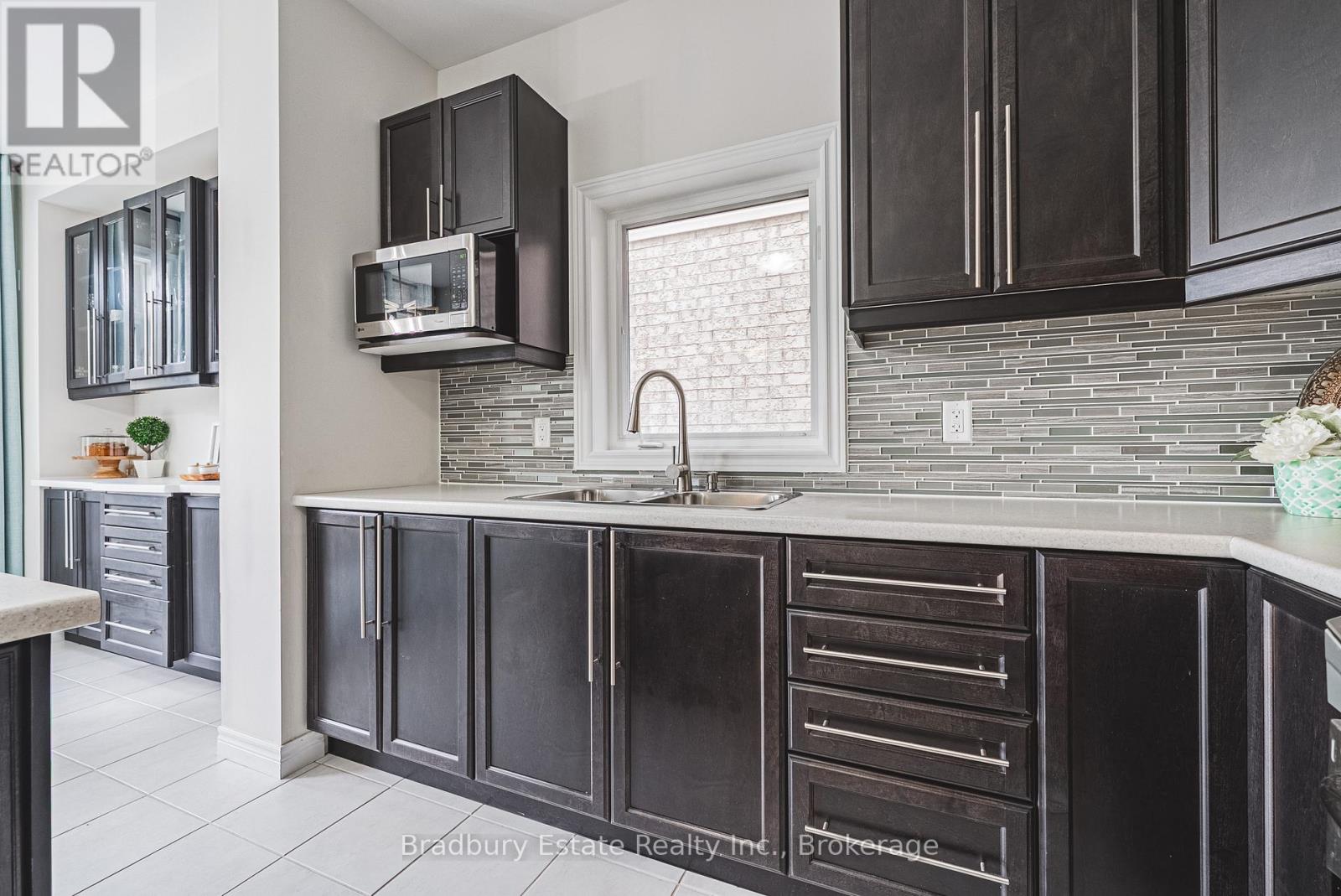 11 Weathering Heights, Hamilton, Ontario  L8J 0E6 - Photo 14 - X12413724