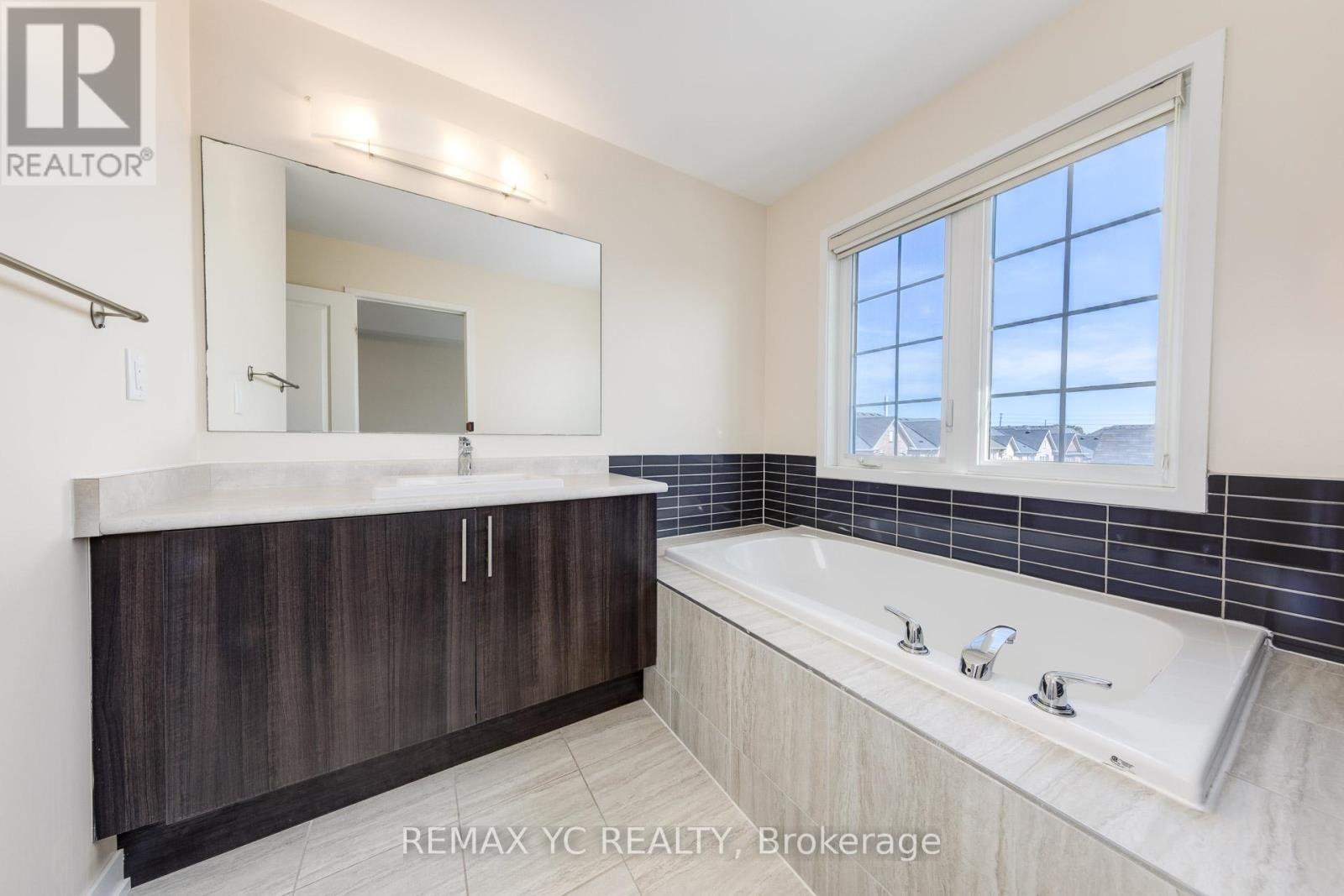 37 Torah Gate, Vaughan (Patterson), Ontario  L6A 4Y4 - Photo 21 - N12412810