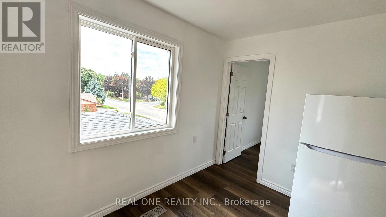 Upper Level Unit 1 - 56 Skylark Drive, Hamilton, Ontario  L9A 4Y3 - Photo 5 - X12371787