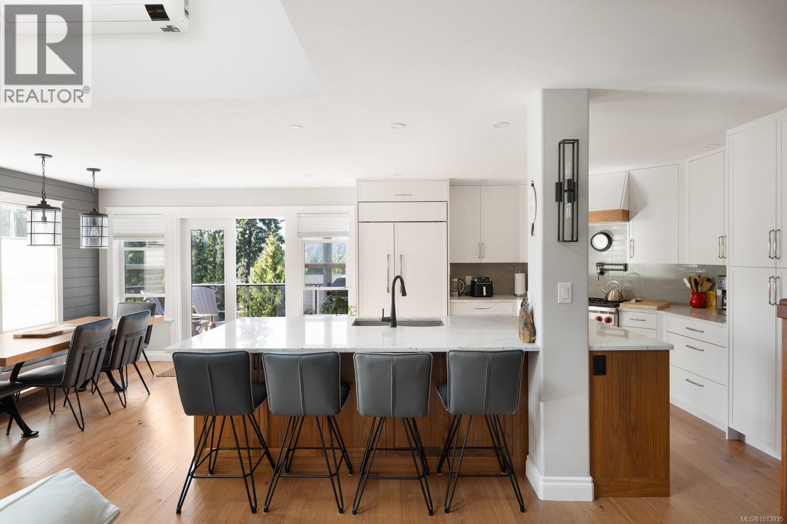 Property at 101 Gibraltar Bay Dr image 3