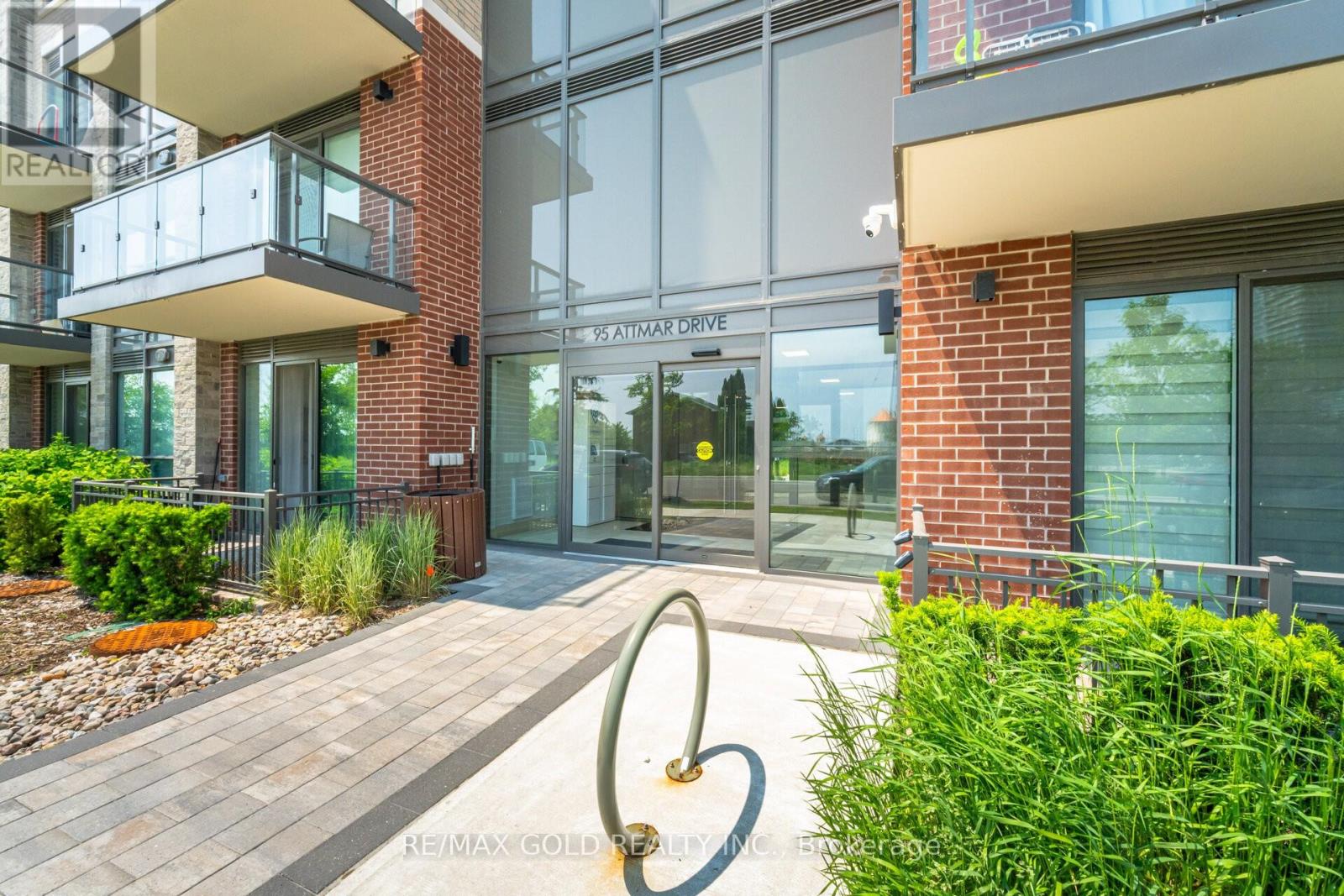 113 - 95 Attmar Drive, Brampton, Ontario  L6P 0Y6 - Photo 2 - W12413676