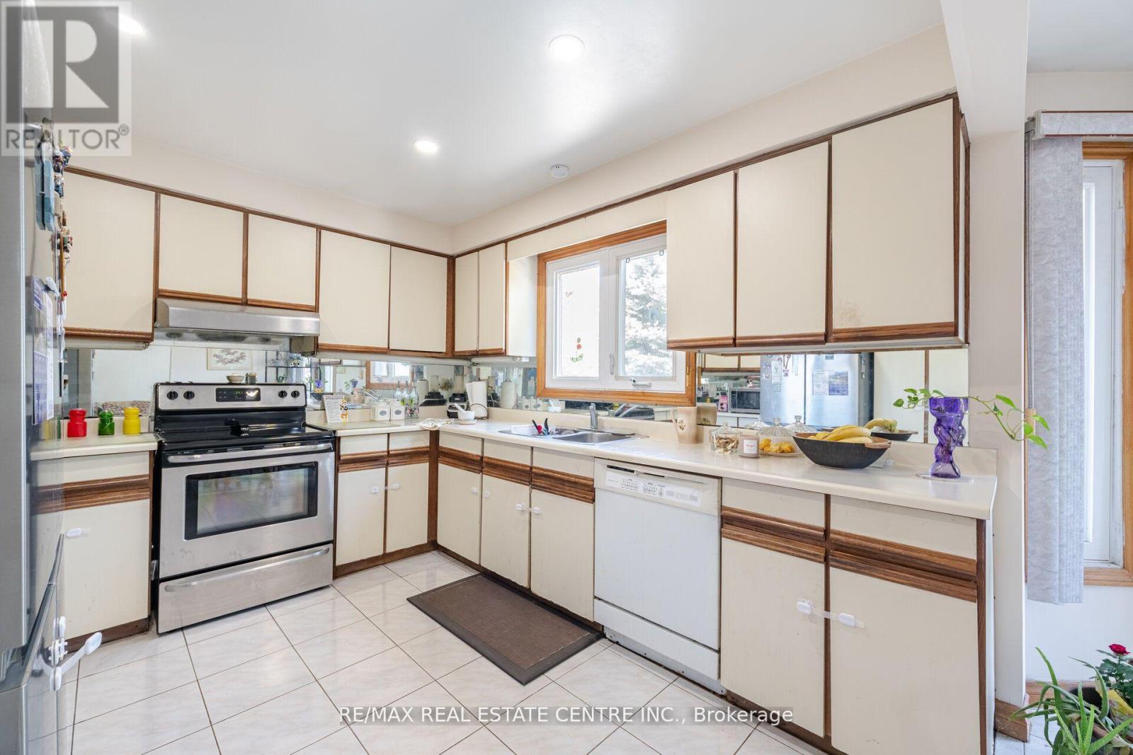 262 Boxmoor Place, Mississauga, Ontario  L5B 3L4 - Photo 13 - W12413733