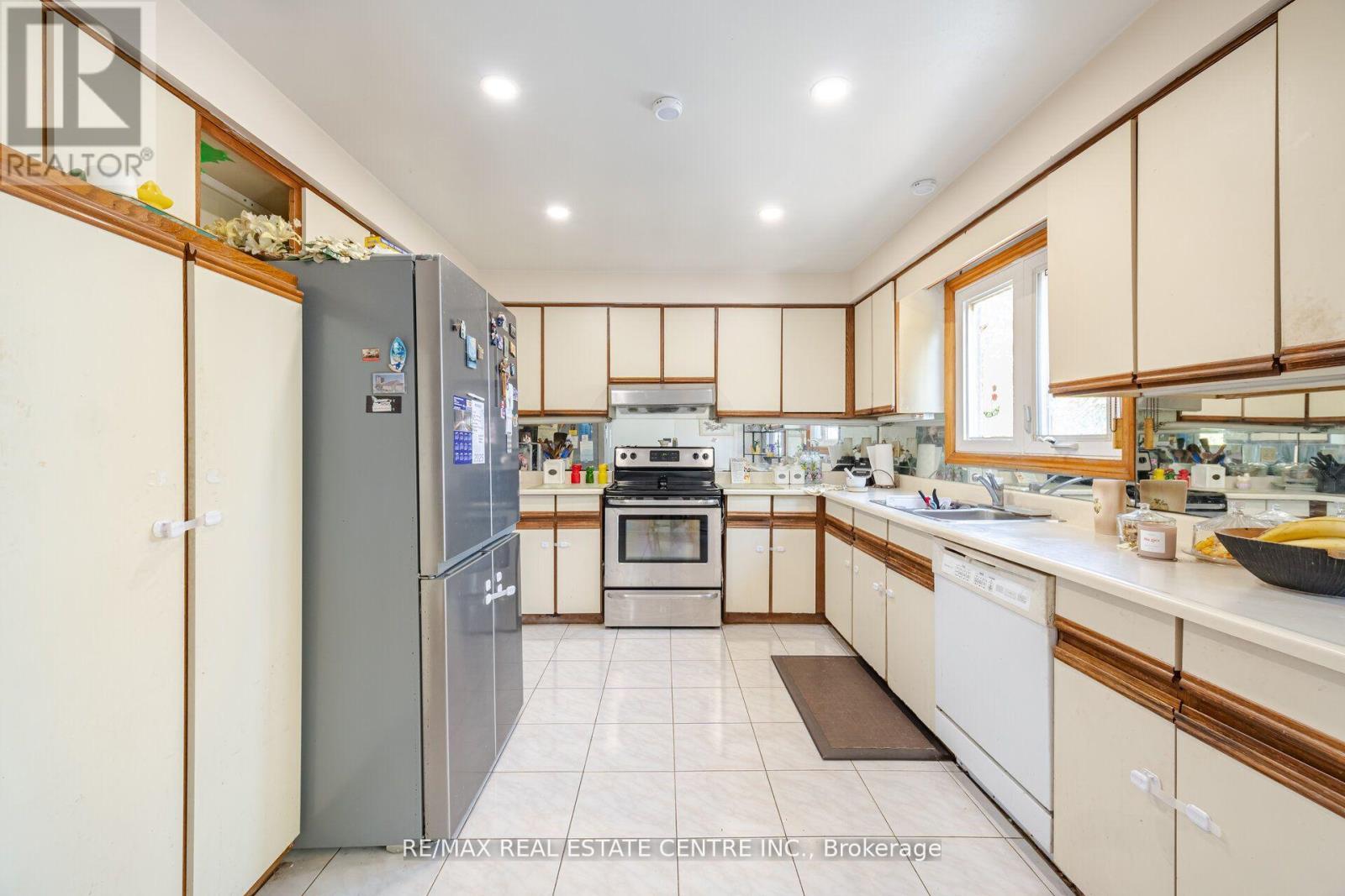 262 Boxmoor Place, Mississauga, Ontario  L5B 3L4 - Photo 14 - W12413733