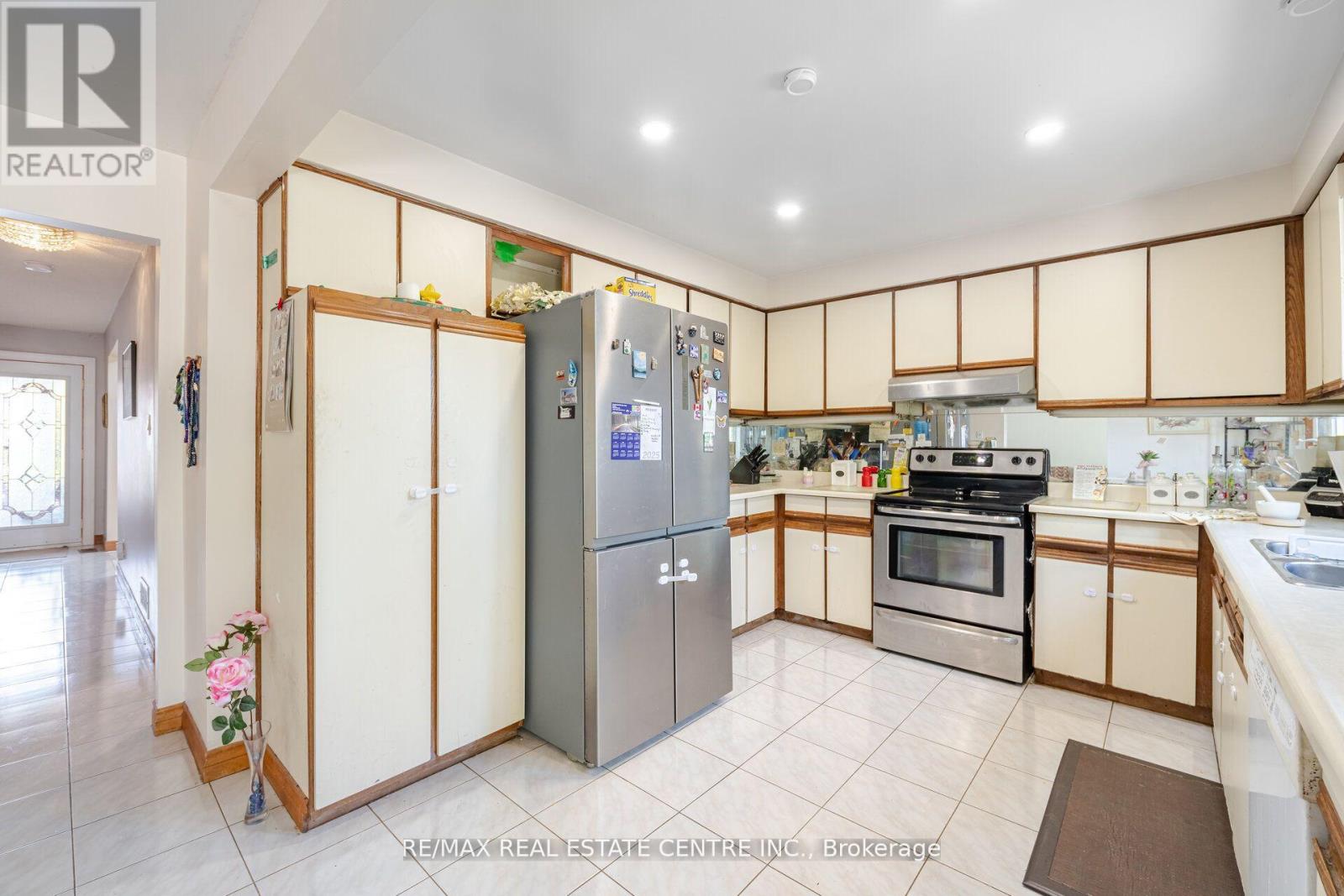 262 Boxmoor Place, Mississauga, Ontario  L5B 3L4 - Photo 15 - W12413733