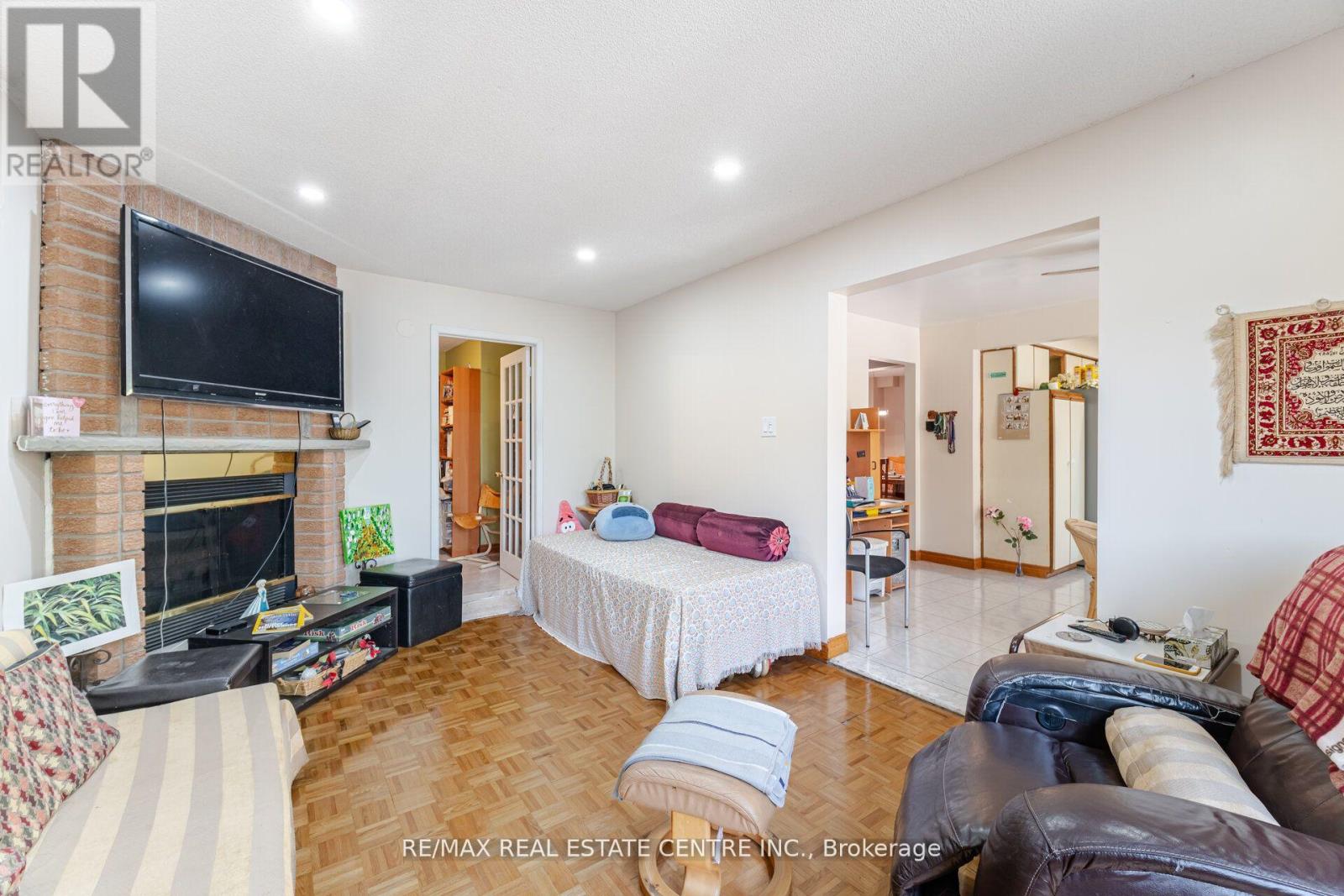 262 Boxmoor Place, Mississauga, Ontario  L5B 3L4 - Photo 18 - W12413733