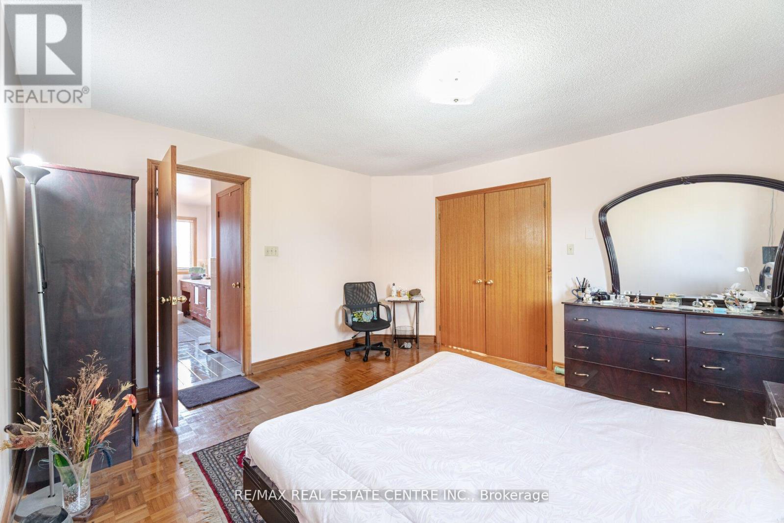 262 Boxmoor Place, Mississauga, Ontario  L5B 3L4 - Photo 25 - W12413733