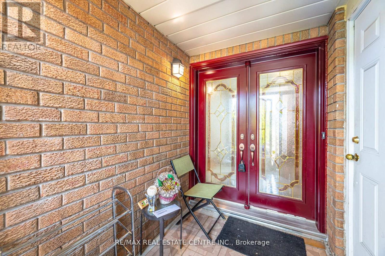 262 Boxmoor Place, Mississauga, Ontario  L5B 3L4 - Photo 5 - W12413733