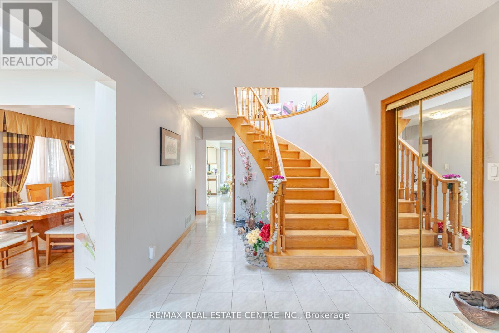 262 Boxmoor Place, Mississauga, Ontario  L5B 3L4 - Photo 7 - W12413733