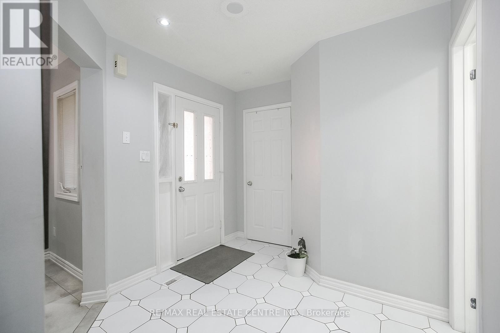5600 Cortina Crescent, Mississauga, Ontario  L4Z 3R3 - Photo 3 - W12413740