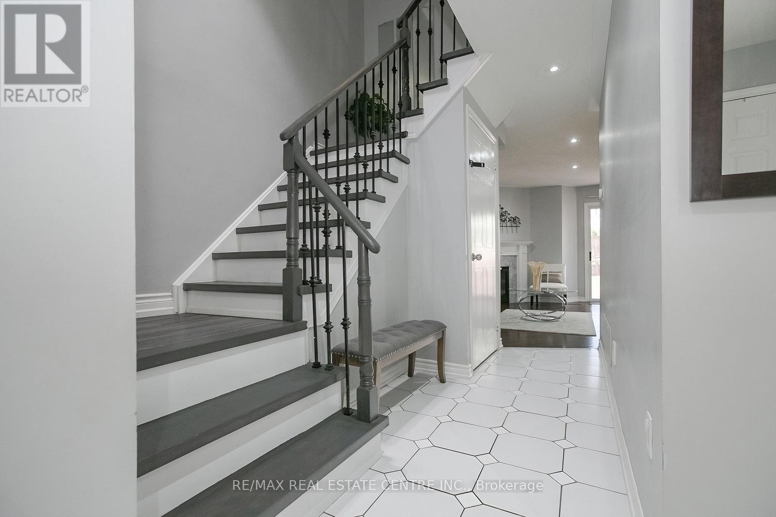 5600 Cortina Crescent, Mississauga, Ontario  L4Z 3R3 - Photo 4 - W12413740