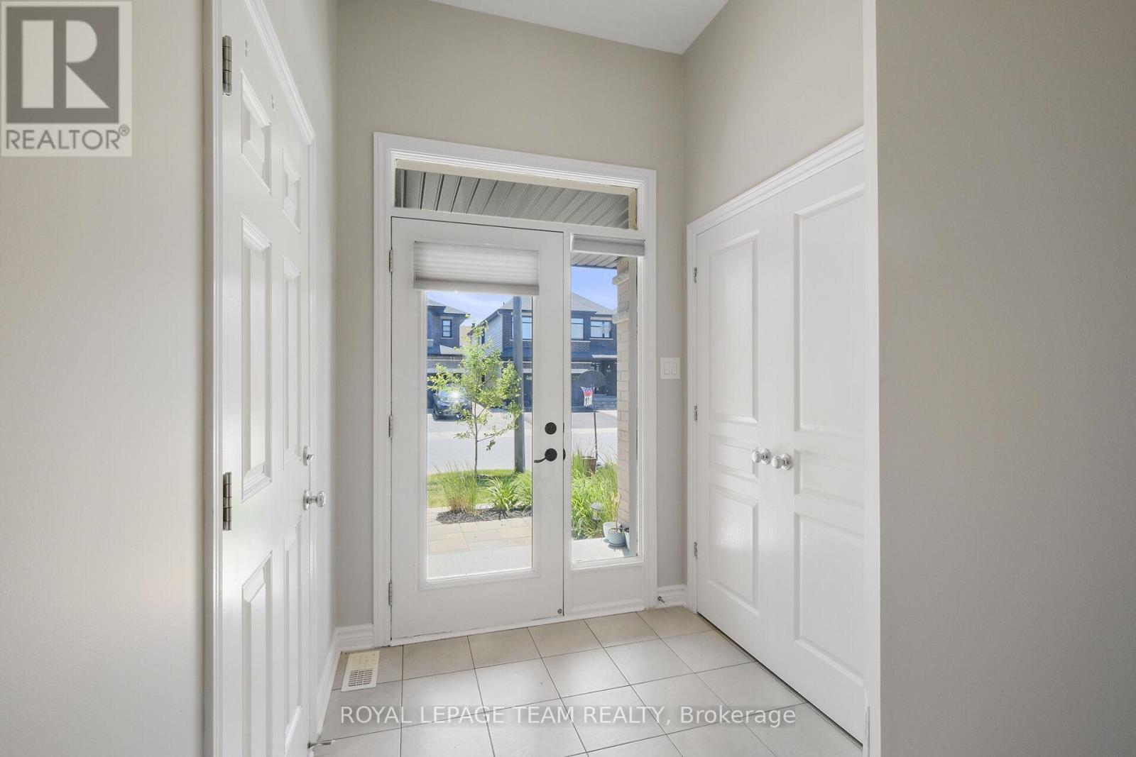 273 Shinleaf Crescent, Ottawa, Ontario  K1W 0J2 - Photo 2 - X12413775
