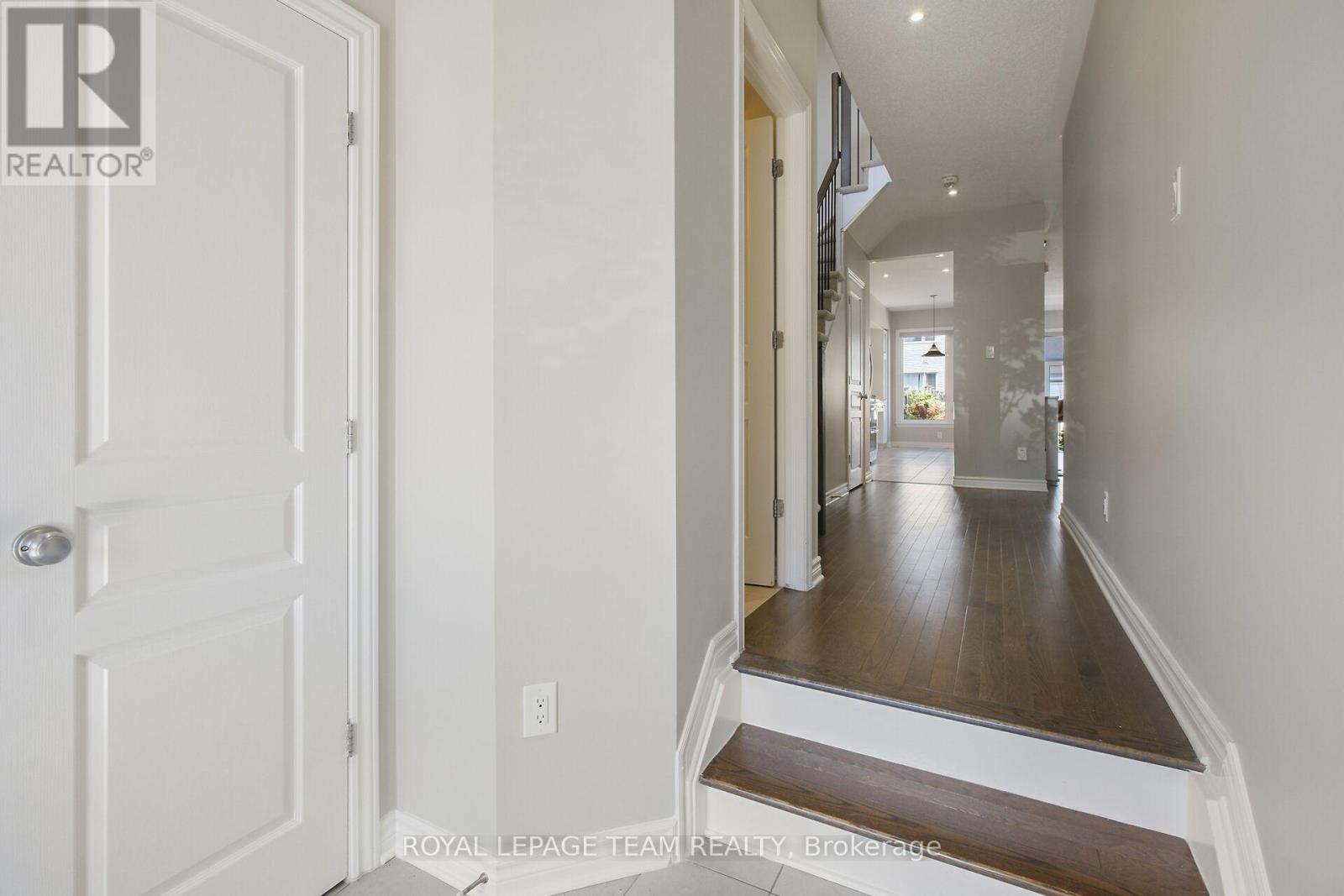 273 Shinleaf Crescent, Ottawa, Ontario  K1W 0J2 - Photo 3 - X12413775