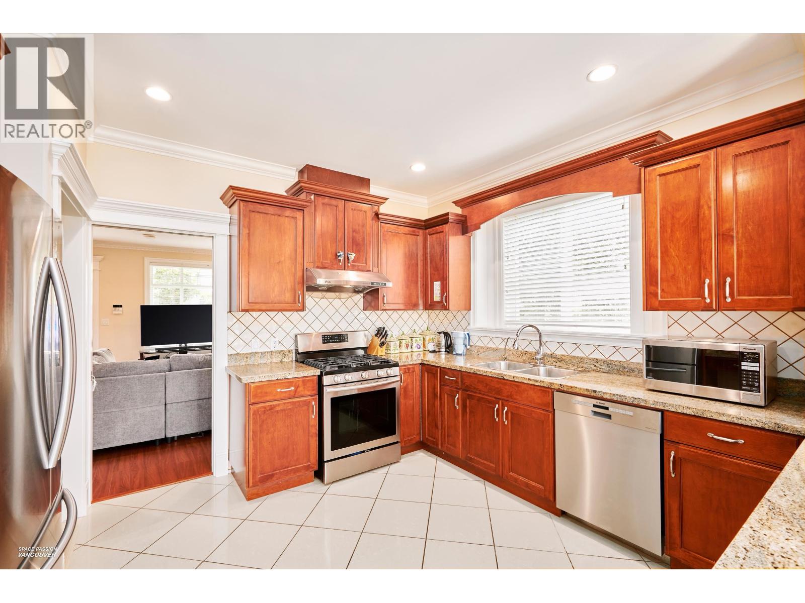 3937 Elmwood Street, Burnaby, British Columbia  V5G 1R9 - Photo 9 - R3049806