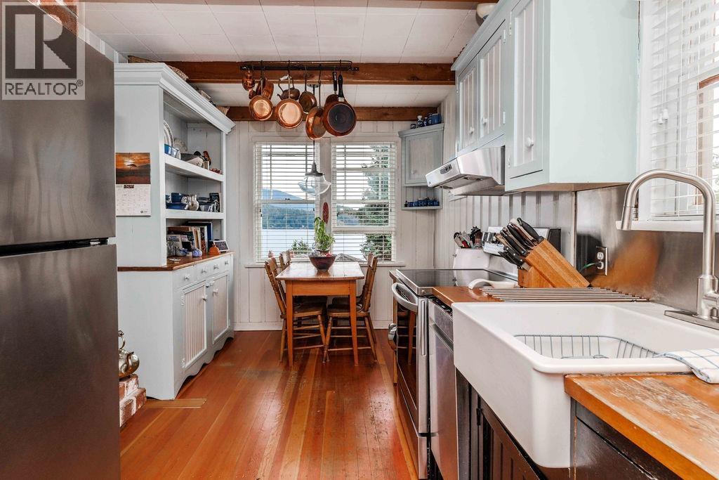 589 Seaview Road, Gibsons, British Columbia  V0N 1V9 - Photo 10 - R3049847